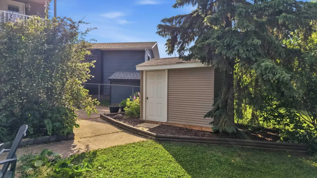 31 Willow Crescent Lacombe AB T4L 1V3
