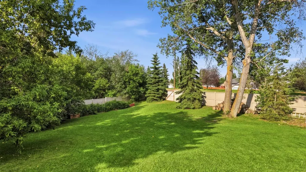 31 Willow Crescent Lacombe AB T4L 1V3