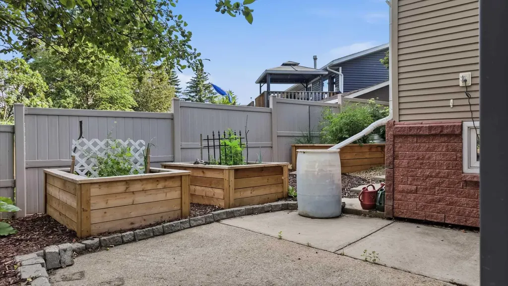 31 Willow Crescent Lacombe AB T4L 1V3