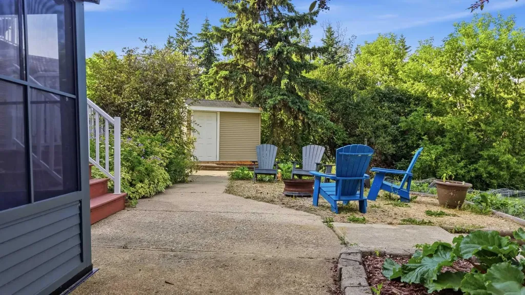 31 Willow Crescent Lacombe AB T4L 1V3