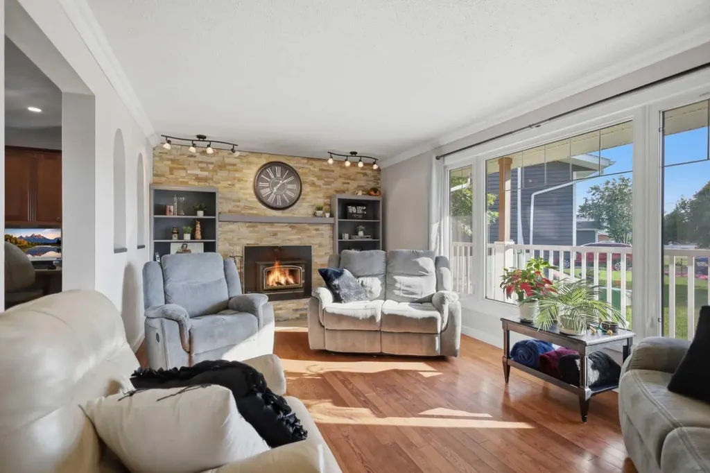 31 Willow Crescent Lacombe AB T4L 1V3