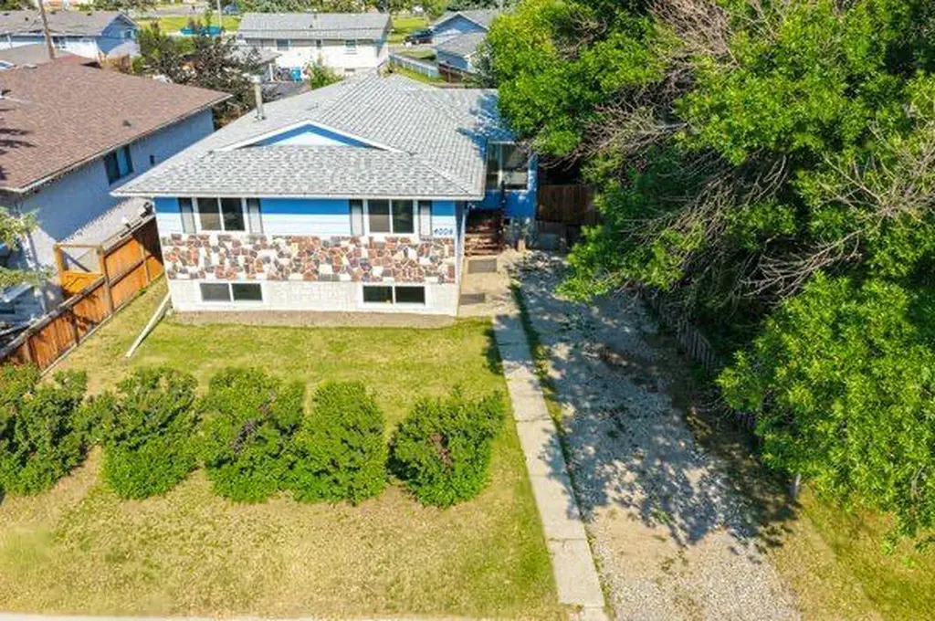 4004 79 Street NW Calgary AB t3b2n8