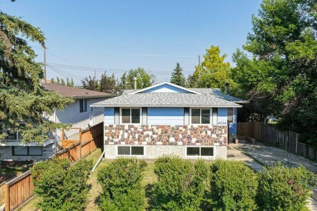4004 79 Street NW Calgary AB t3b2n8