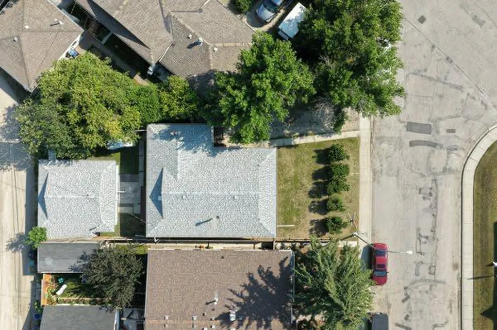 4004 79 Street NW Calgary AB t3b2n8