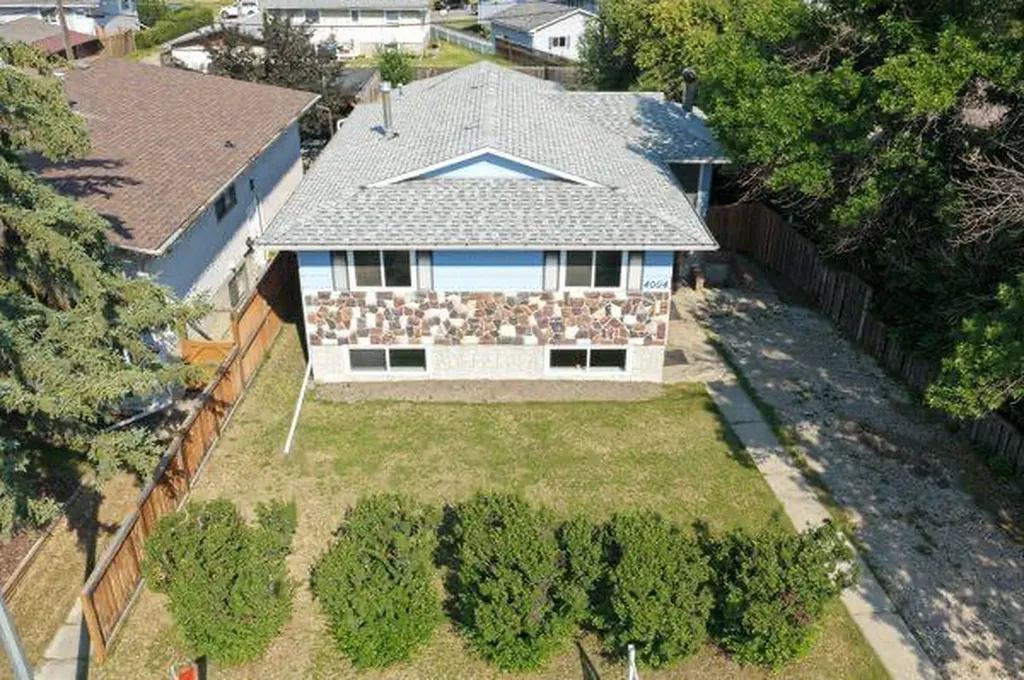 4004 79 Street NW Calgary AB t3b2n8