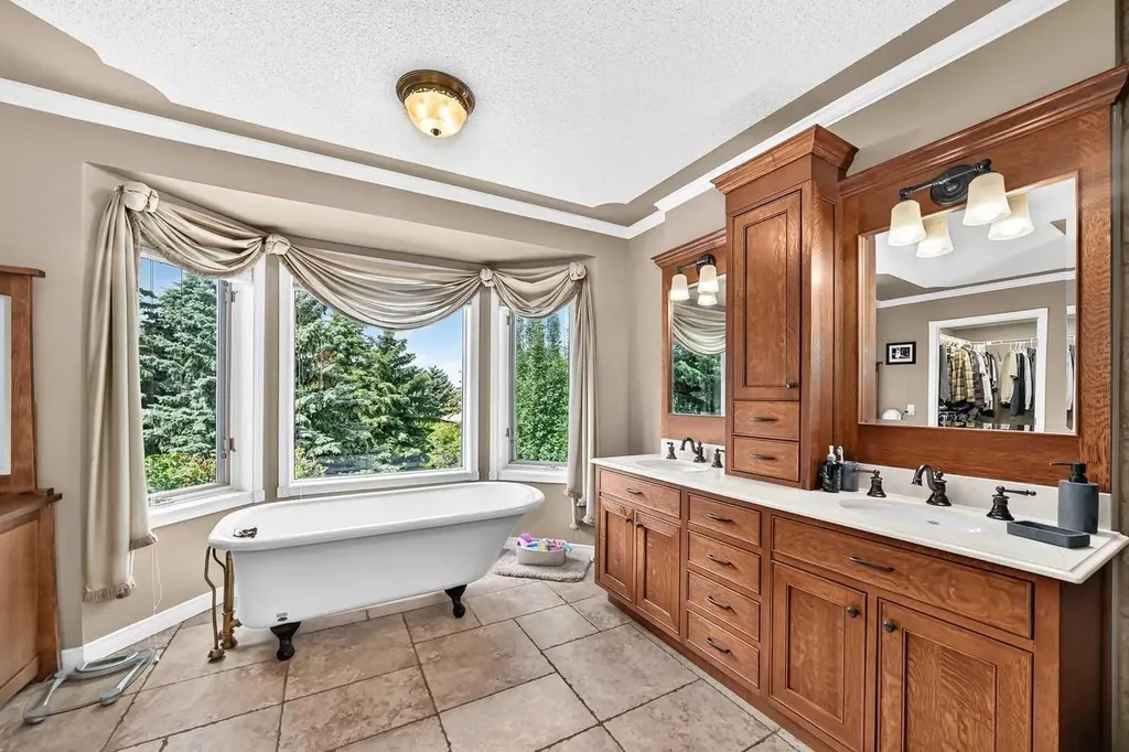 777 East Lakeview Road Chestermere AB T1X 1B1