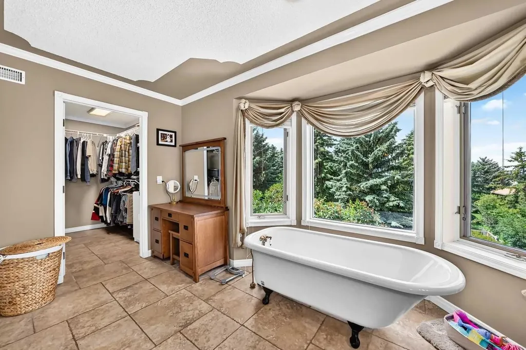 777 East Lakeview Road Chestermere AB T1X 1B1
