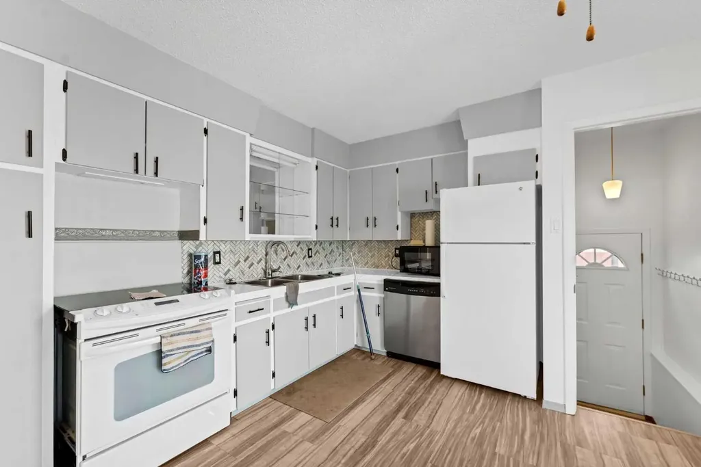 1896 28 Street SE Medicine Hat AB T1A 2H6