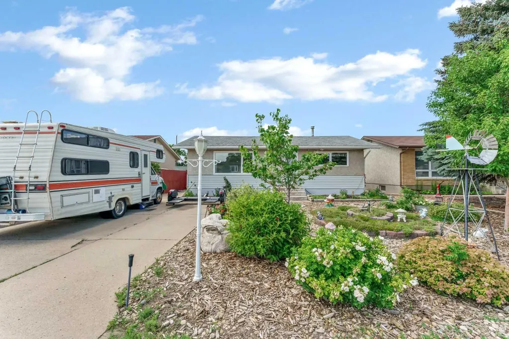 1896 28 Street SE Medicine Hat AB T1A 2H6