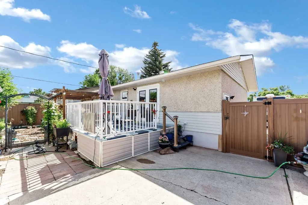 1896 28 Street SE Medicine Hat AB T1A 2H6