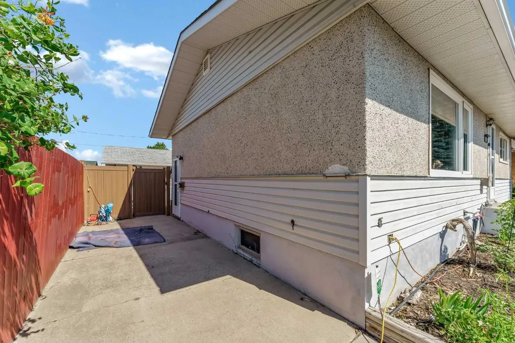 1896 28 Street SE Medicine Hat AB T1A 2H6