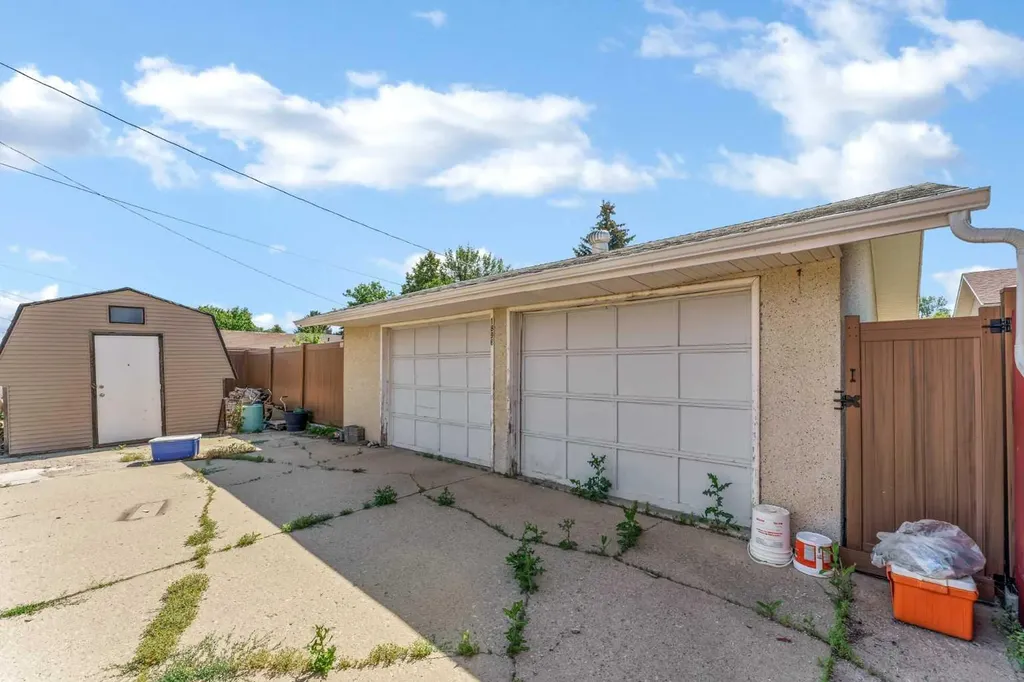 1896 28 Street SE Medicine Hat AB T1A 2H6