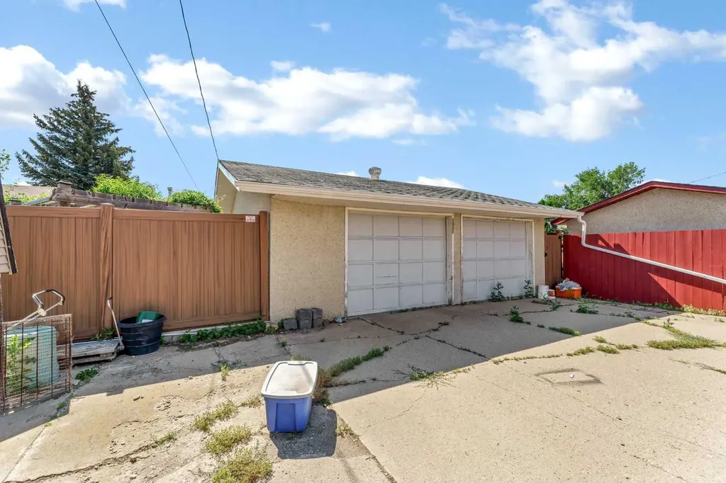 1896 28 Street SE Medicine Hat AB T1A 2H6