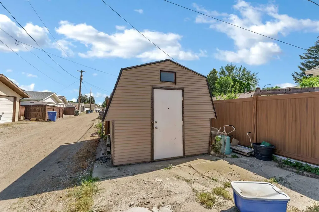 1896 28 Street SE Medicine Hat AB T1A 2H6