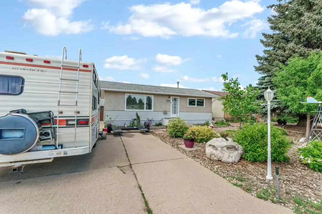 1896 28 Street SE Medicine Hat AB T1A 2H6