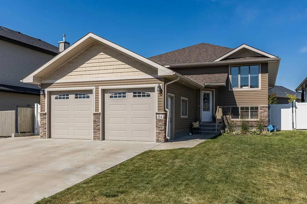 184 Hamptons Way SE Medicine Hat AB T1B 0E1