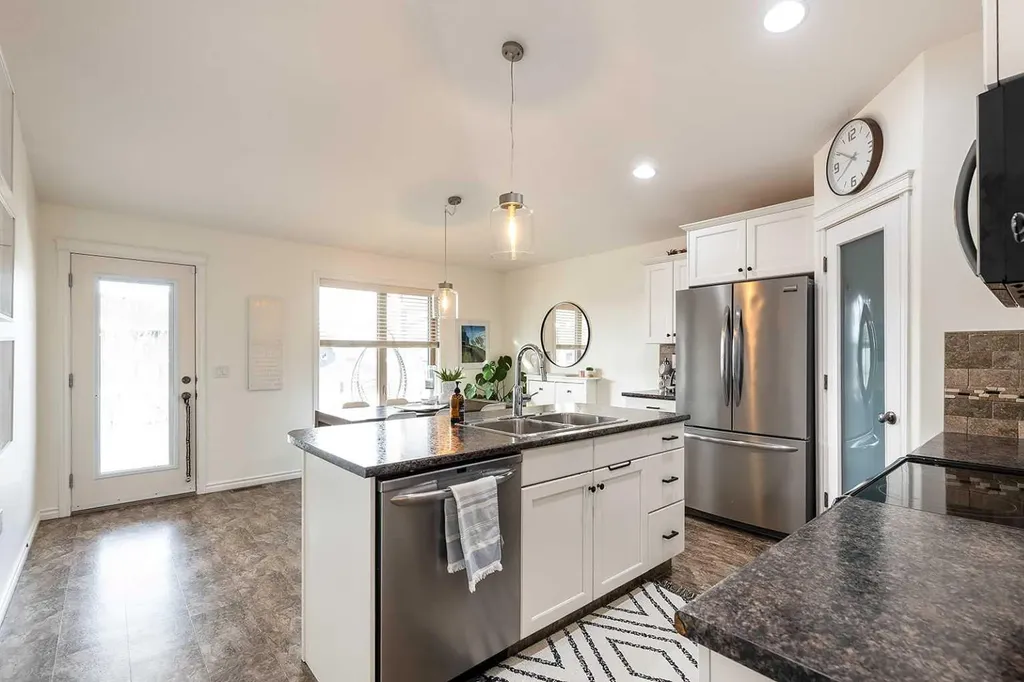 184 Hamptons Way SE Medicine Hat AB T1B 0E1