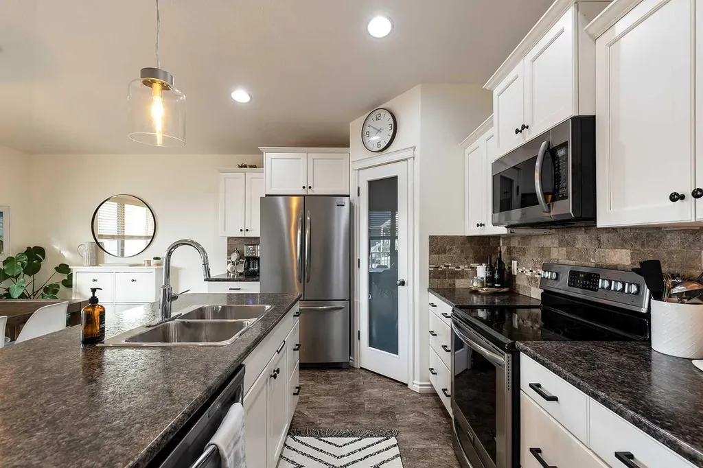 184 Hamptons Way SE Medicine Hat AB T1B 0E1
