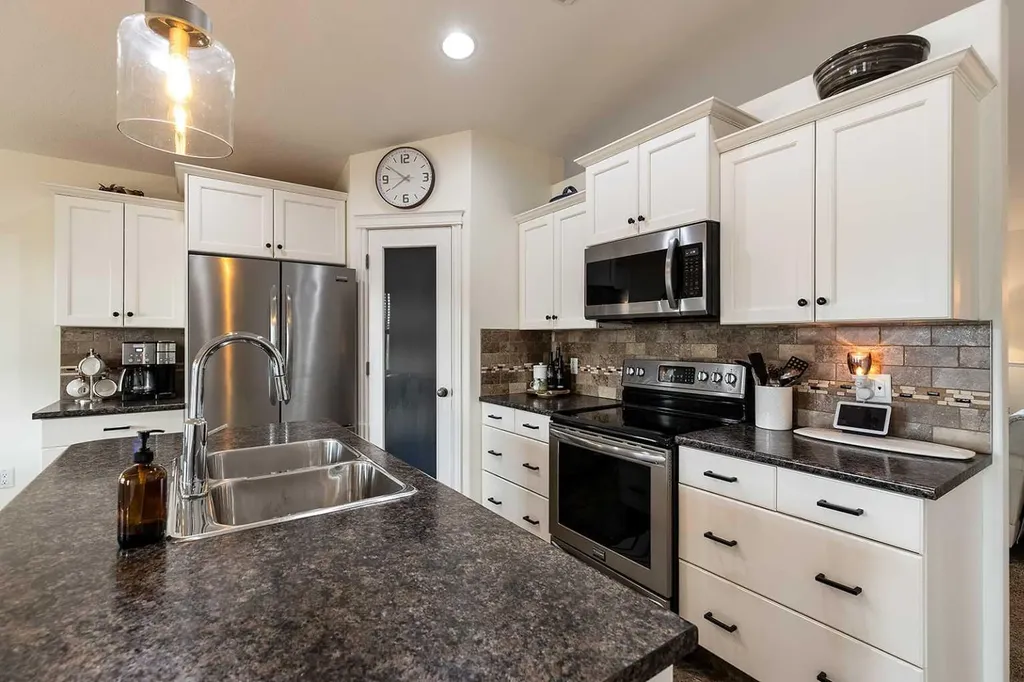 184 Hamptons Way SE Medicine Hat AB T1B 0E1