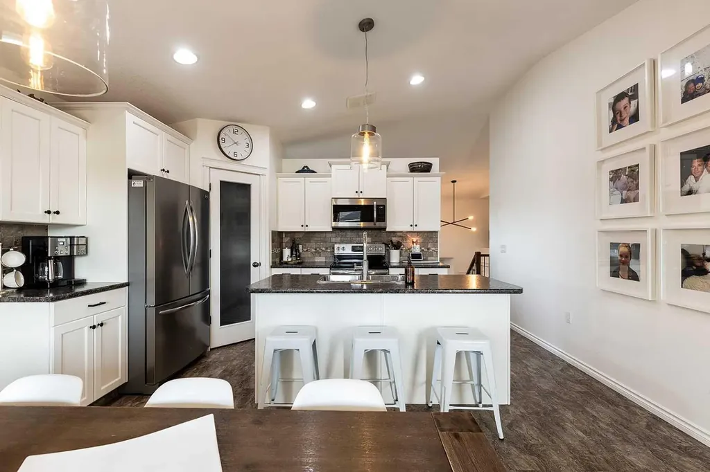 184 Hamptons Way SE Medicine Hat AB T1B 0E1