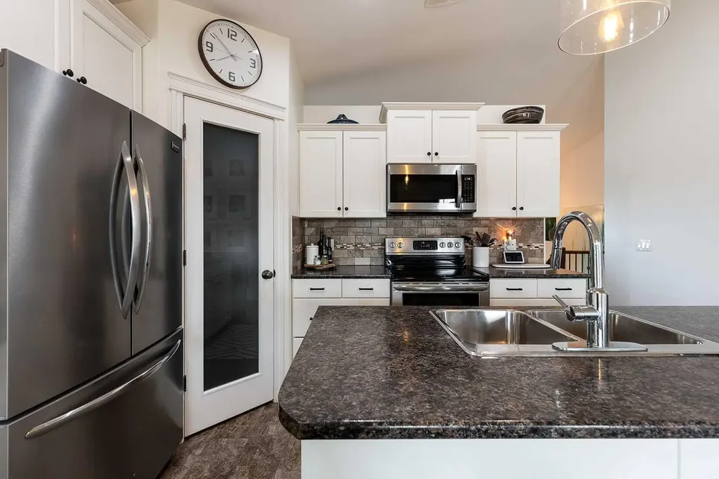 184 Hamptons Way SE Medicine Hat AB T1B 0E1