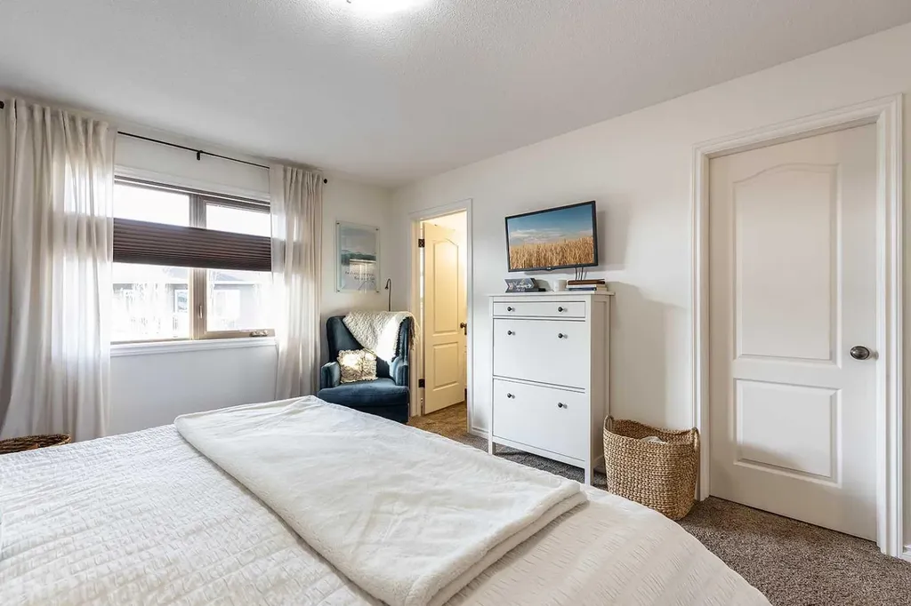 184 Hamptons Way SE Medicine Hat AB T1B 0E1
