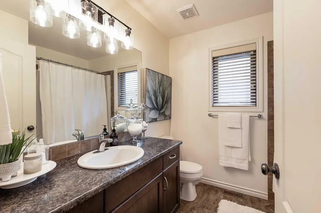 184 Hamptons Way SE Medicine Hat AB T1B 0E1