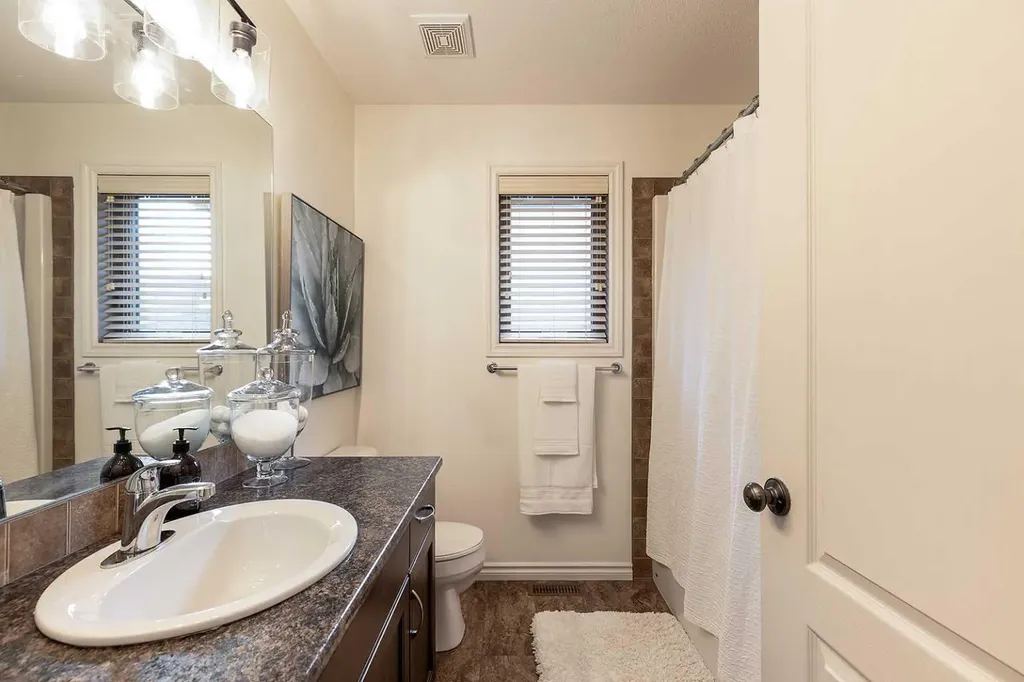 184 Hamptons Way SE Medicine Hat AB T1B 0E1