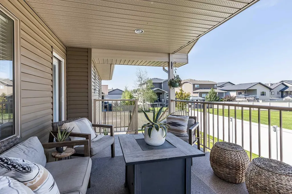 184 Hamptons Way SE Medicine Hat AB T1B 0E1
