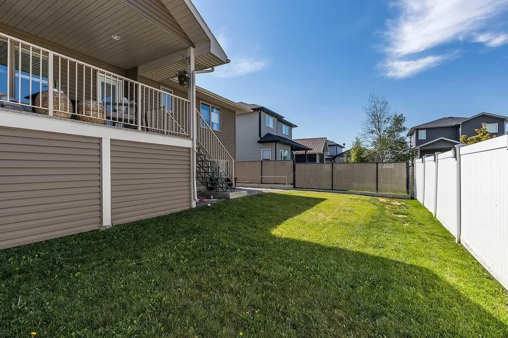 184 Hamptons Way SE Medicine Hat AB T1B 0E1