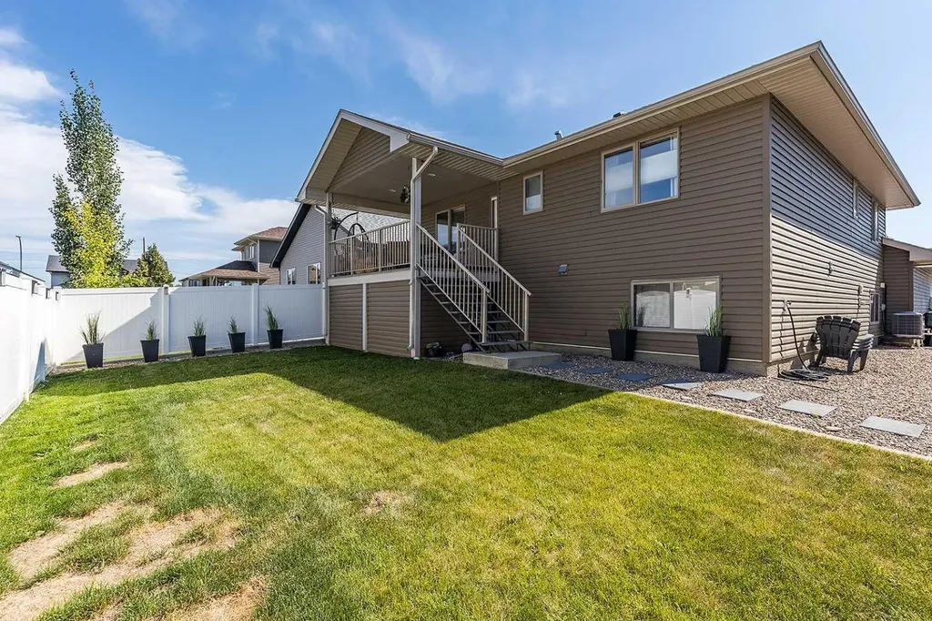 184 Hamptons Way SE Medicine Hat AB T1B 0E1