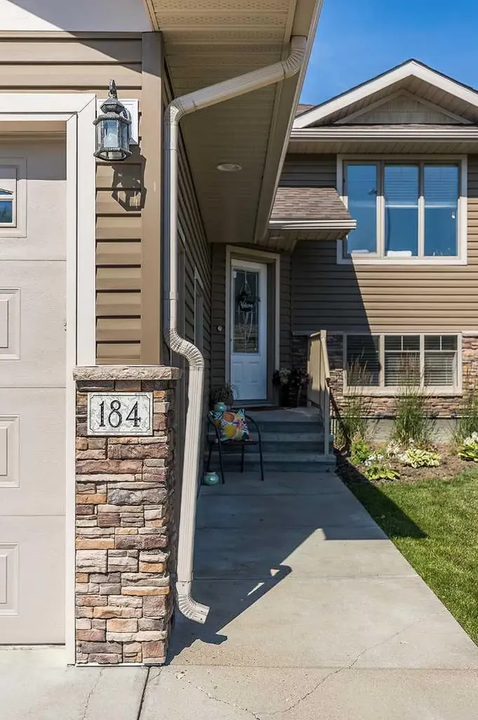 184 Hamptons Way SE Medicine Hat AB T1B 0E1