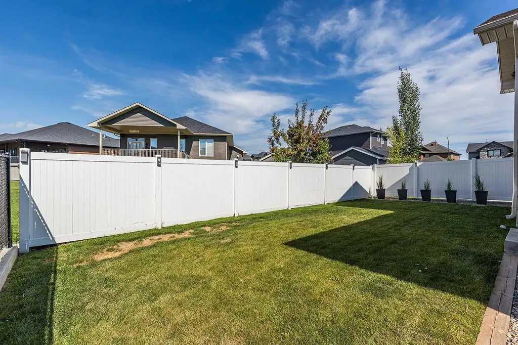 184 Hamptons Way SE Medicine Hat AB T1B 0E1