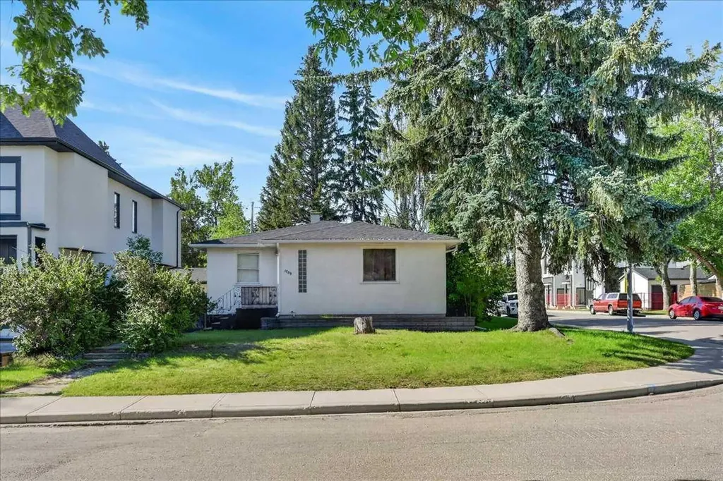 1739 19 Avenue NW Calgary AB T2M 1B4