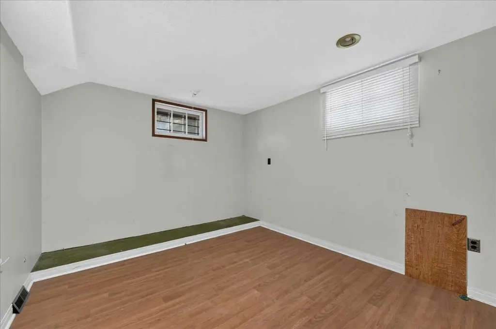 1739 19 Avenue NW Calgary AB T2M 1B4