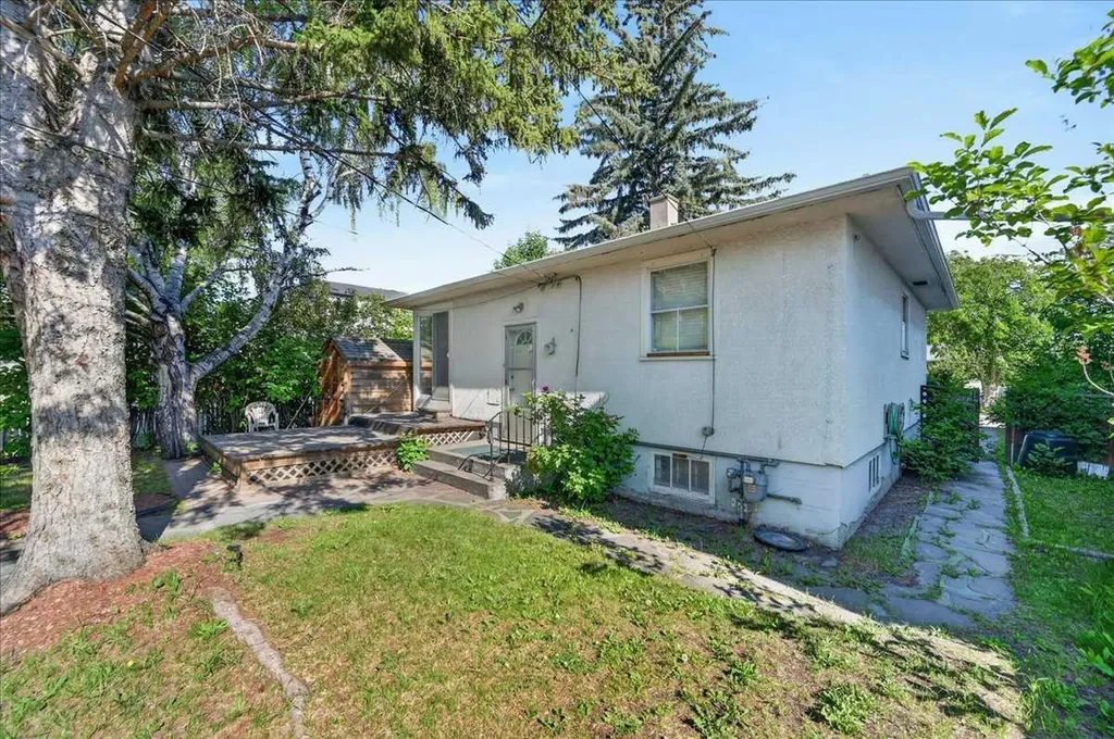 1739 19 Avenue NW Calgary AB T2M 1B4