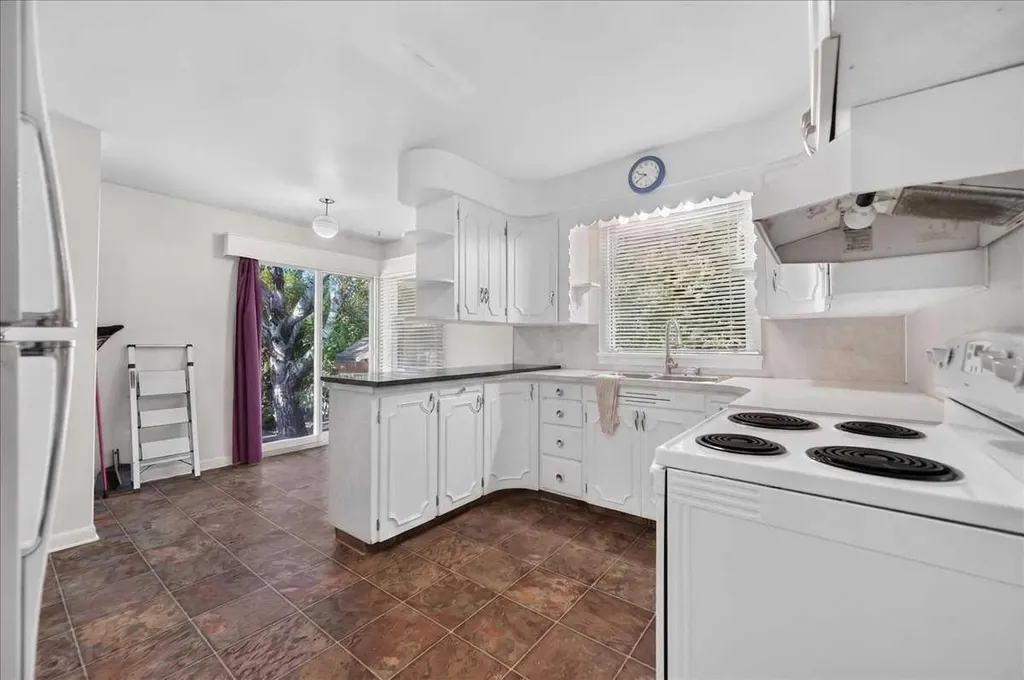 1739 19 Avenue NW Calgary AB T2M 1B4