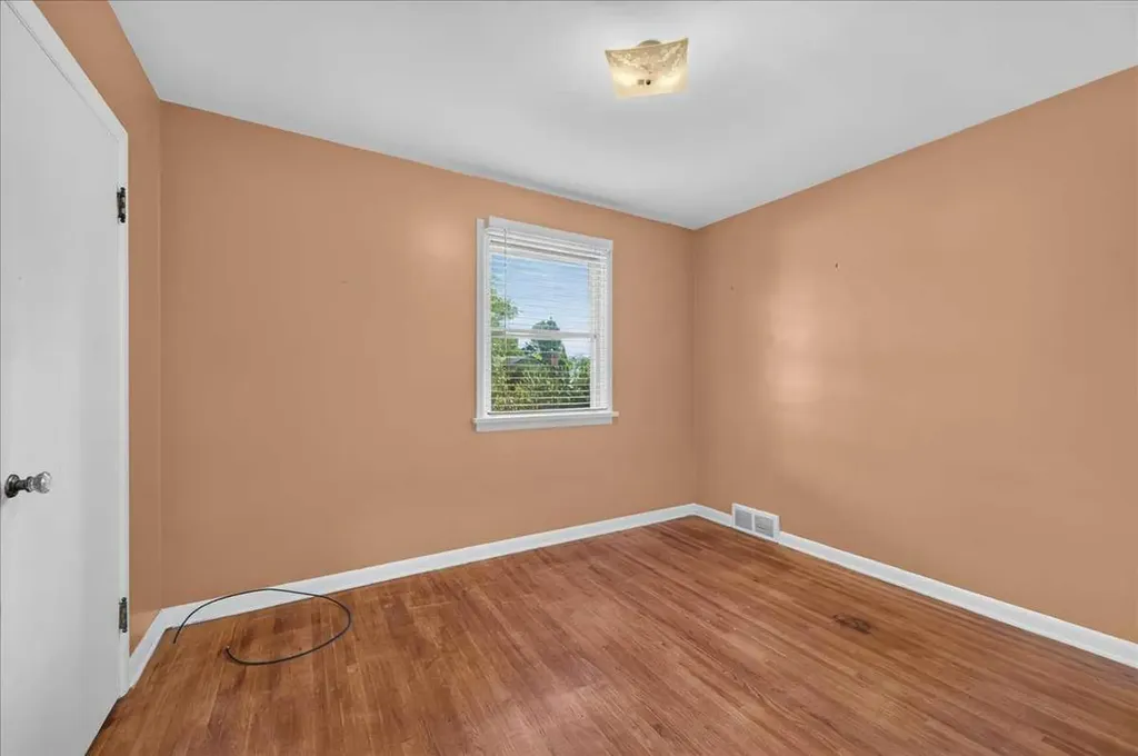 1739 19 Avenue NW Calgary AB T2M 1B4