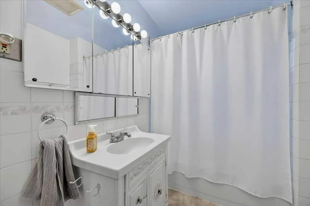 1739 19 Avenue NW Calgary AB T2M 1B4
