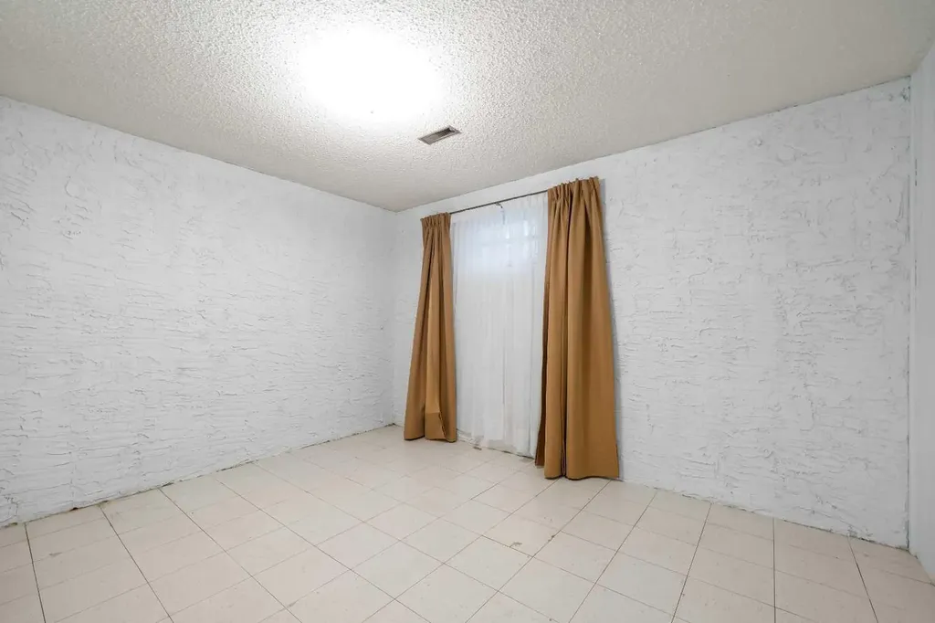 44 Cunliffe Crescent SE Medicine Hat AB T1B 1K6