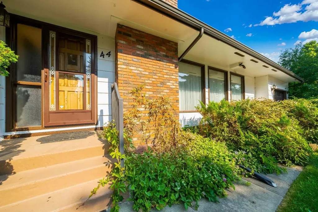44 Cunliffe Crescent SE Medicine Hat AB T1B 1K6