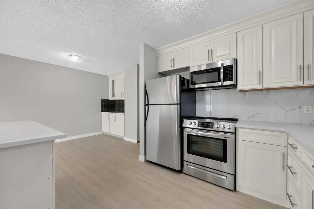 218 Bermuda Drive NW Calgary AB T3K 2A9