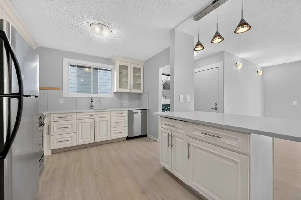 218 Bermuda Drive NW Calgary AB T3K 2A9