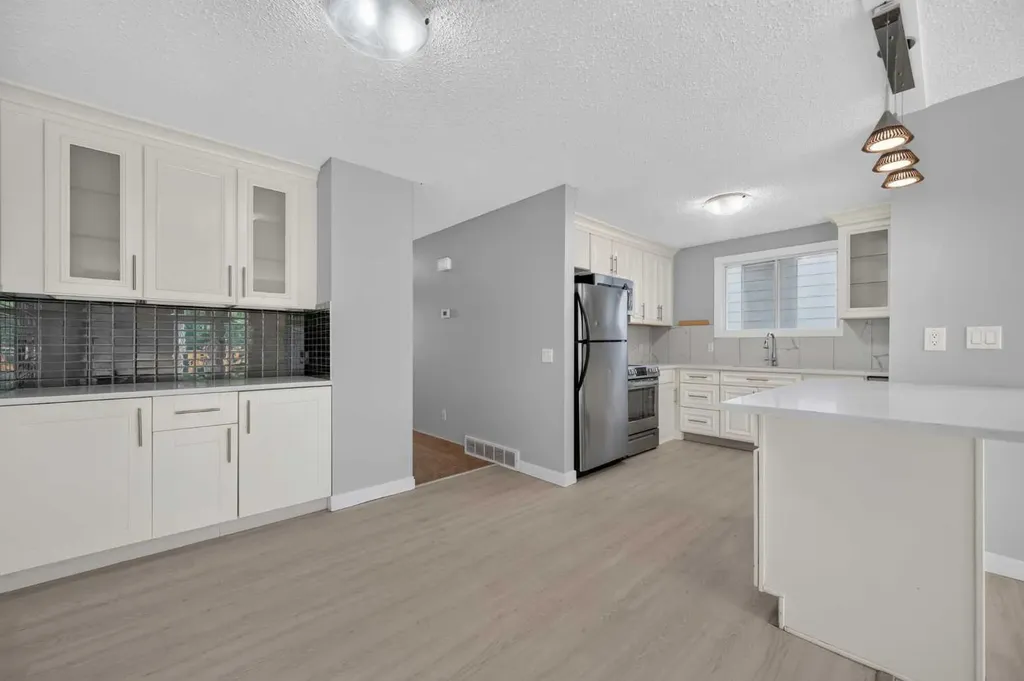 218 Bermuda Drive NW Calgary AB T3K 2A9