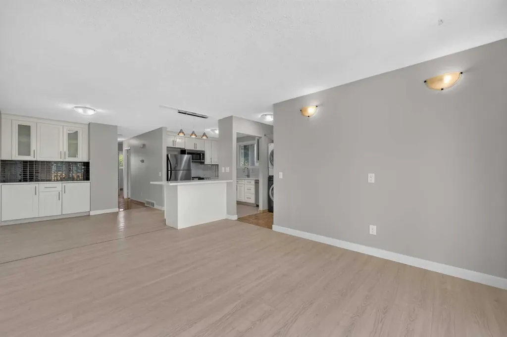 218 Bermuda Drive NW Calgary AB T3K 2A9