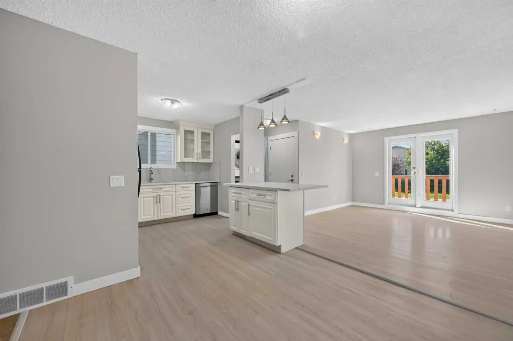 218 Bermuda Drive NW Calgary AB T3K 2A9