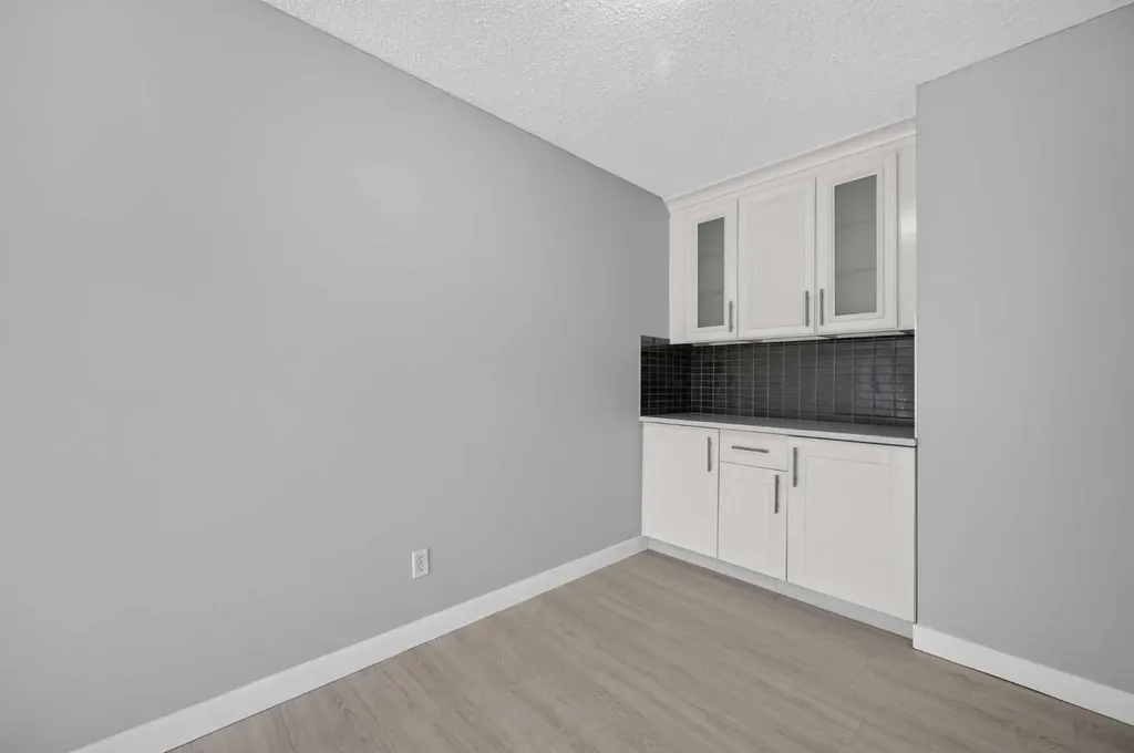 218 Bermuda Drive NW Calgary AB T3K 2A9