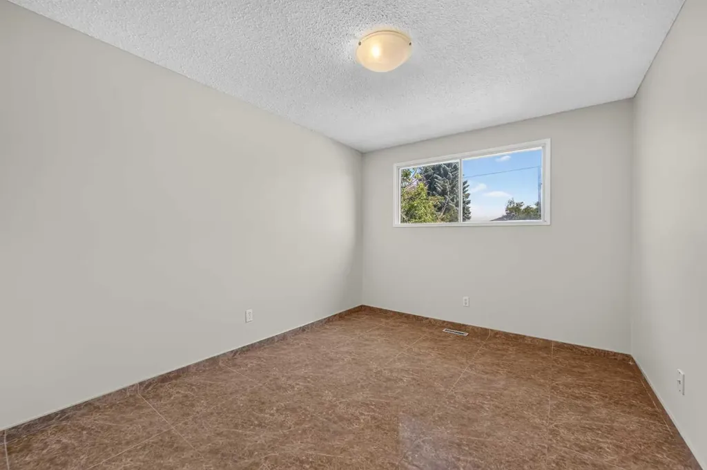 218 Bermuda Drive NW Calgary AB T3K 2A9