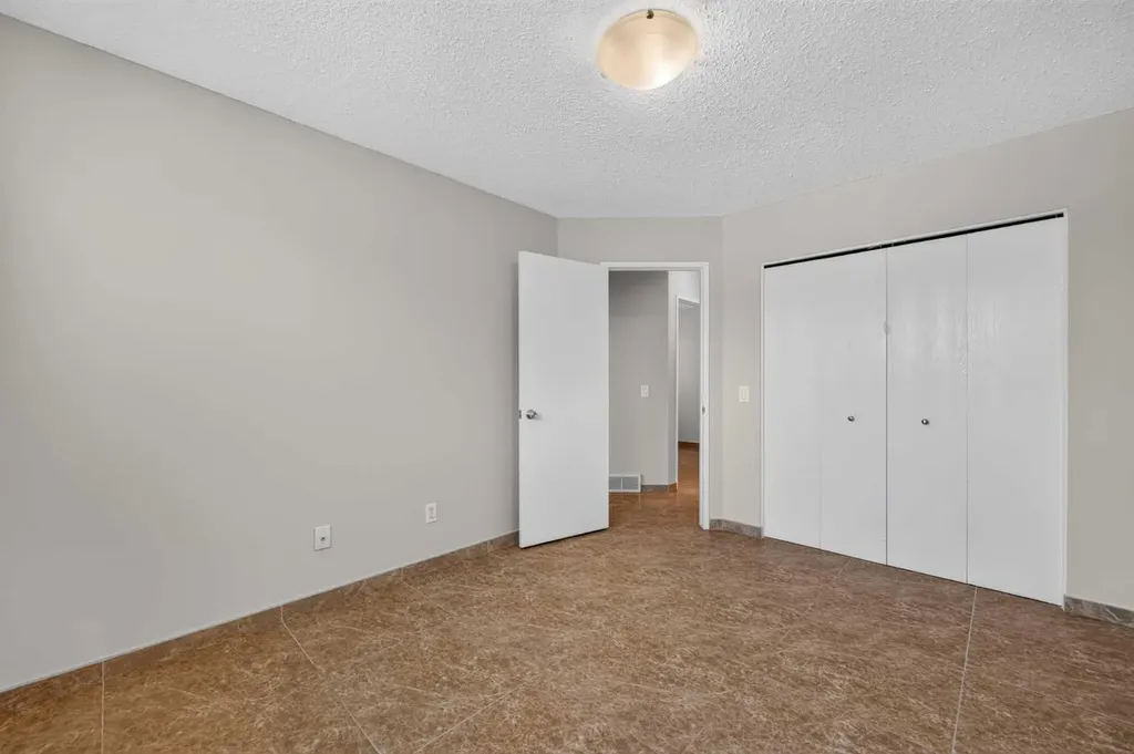 218 Bermuda Drive NW Calgary AB T3K 2A9