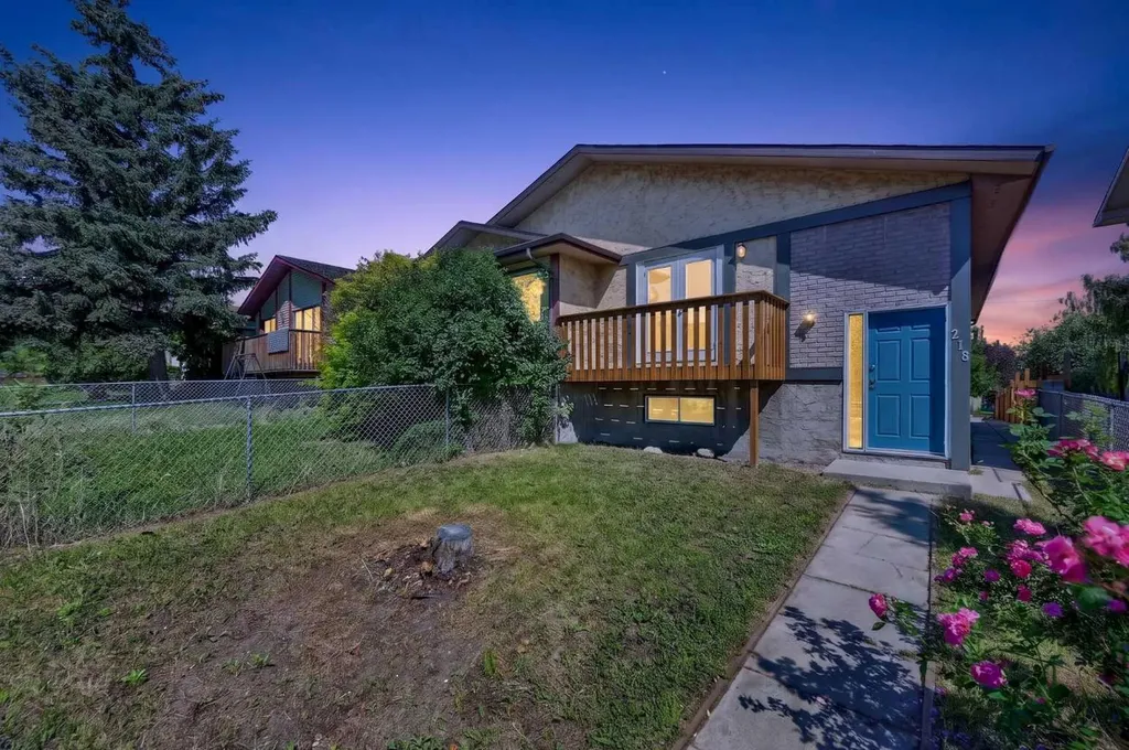 218 Bermuda Drive NW Calgary AB T3K 2A9